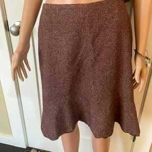 Woman’s size 6 ladies Casual Corner lined scalloped edge pencil skirt.